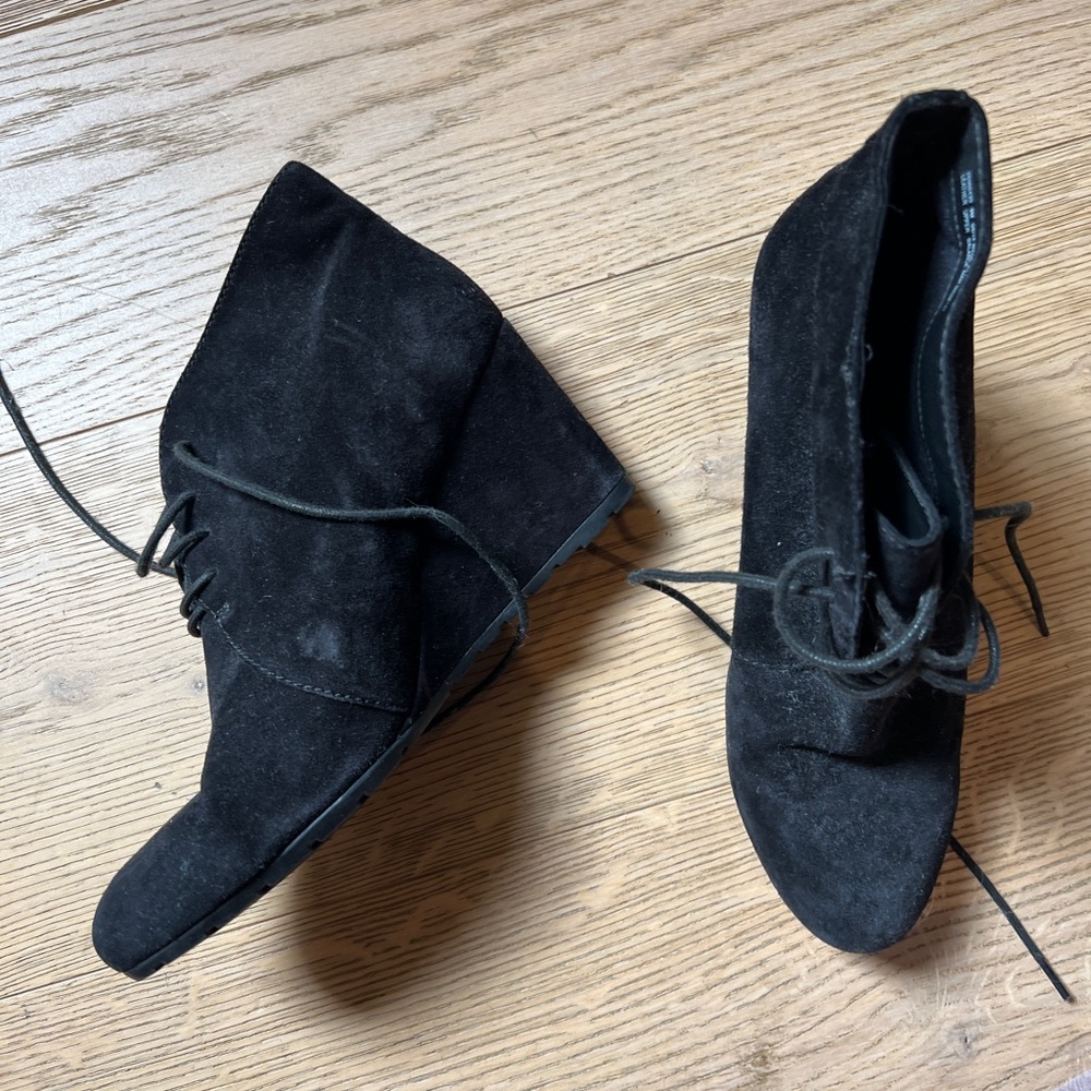 Black 9.5 wedge tie up